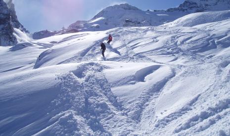 In diepsneeuw skiën of snowboarden