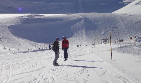 Lange brede pistes om te skiën