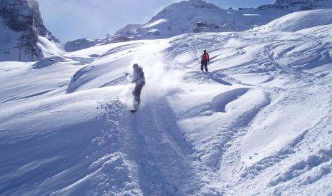 In diepsneeuw skiën of snowboarden